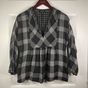 Madewell long sleeve v‎ neck flannel top in black and white.